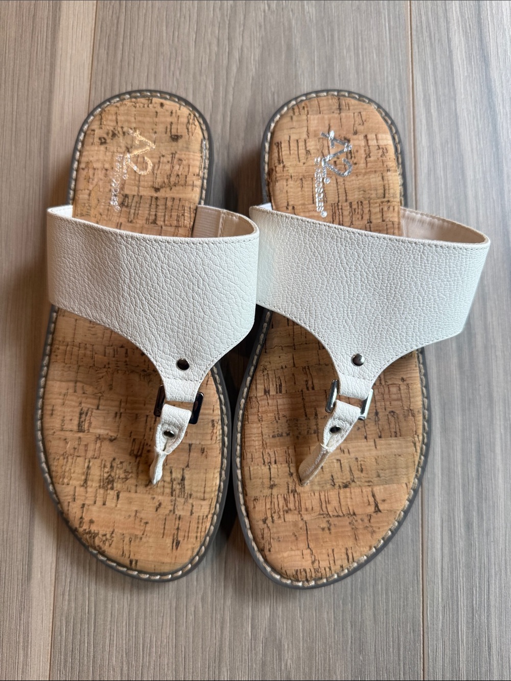 A2 by Aerosoles Women's White Cool Cat Thong Sandals Size 7